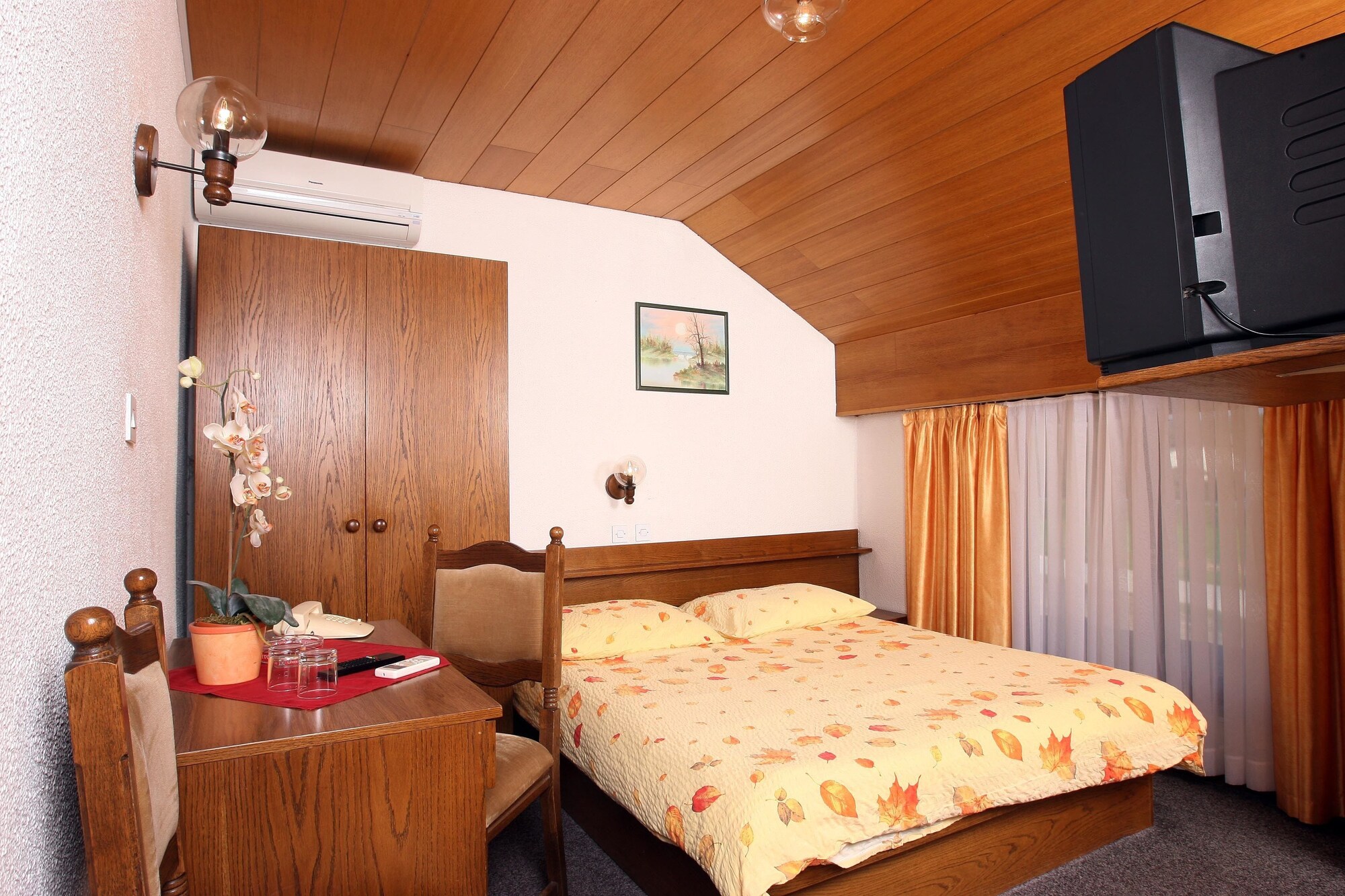 ROOM, SINGLE, DOUBLE BED
