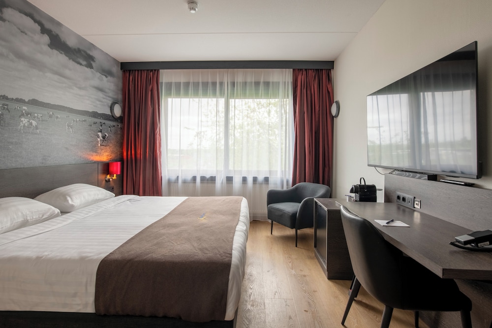 DELUXE, KING BED