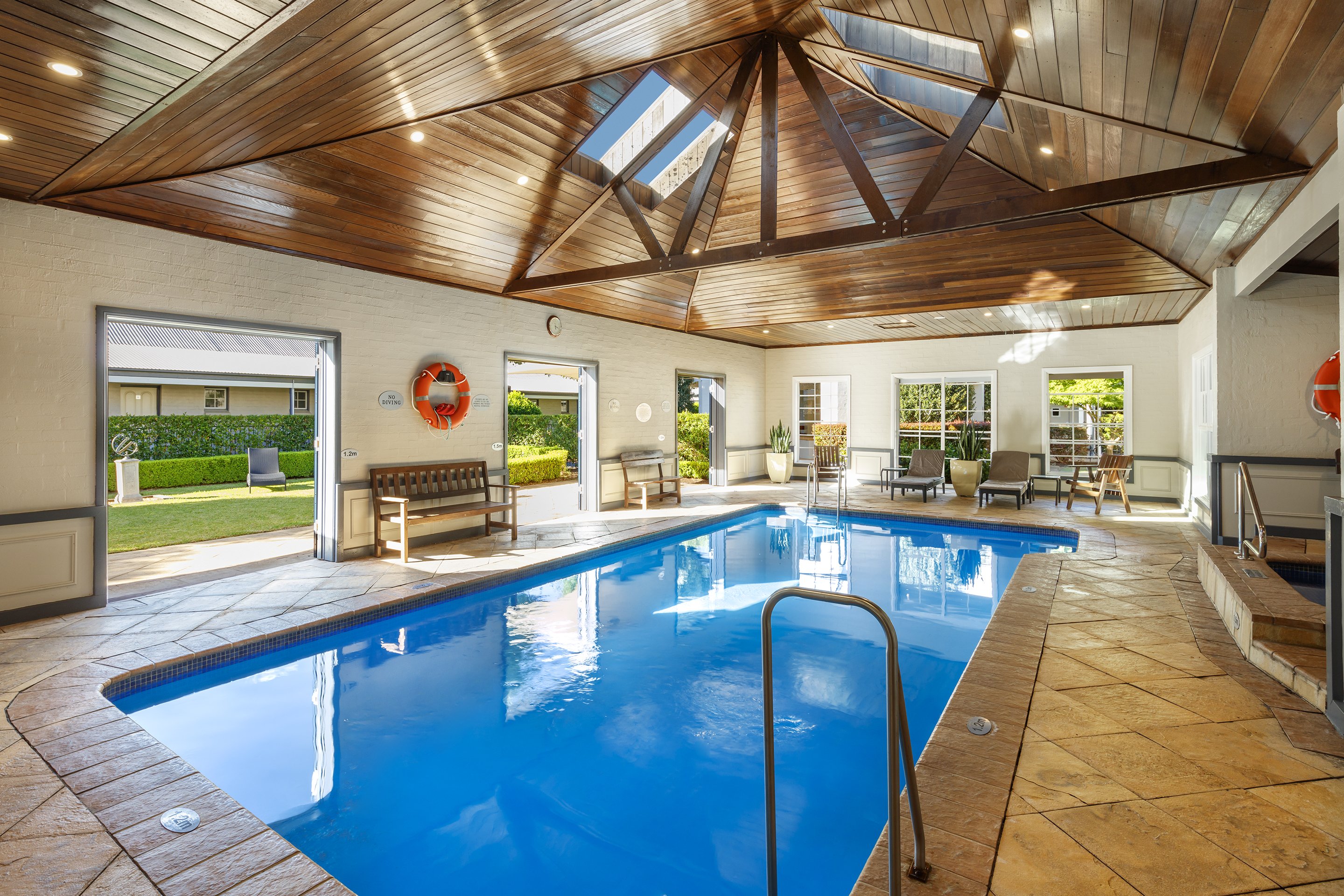 CROWNE PLAZA HAWKESBURY VALLEY 37/65