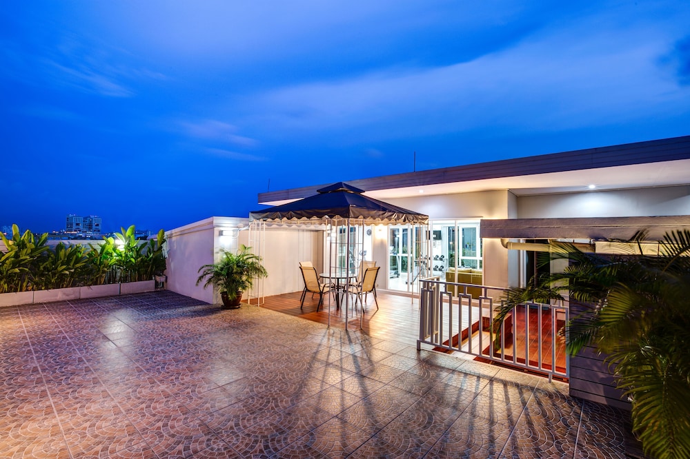 United Residence 7/50