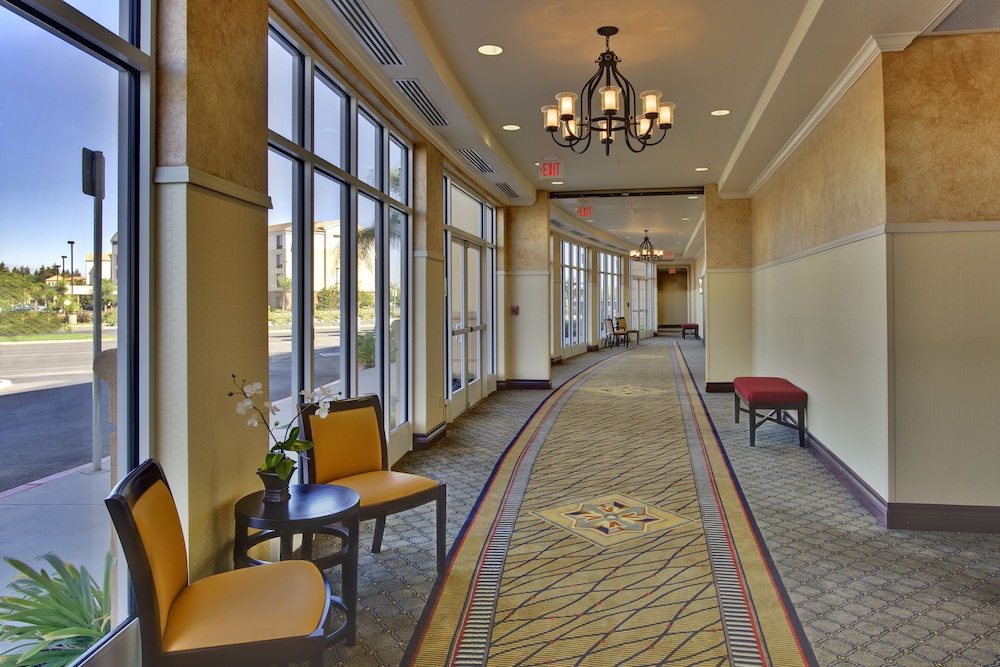 Holiday Inn Hotel Amp Suites Bakersfield North 17/57