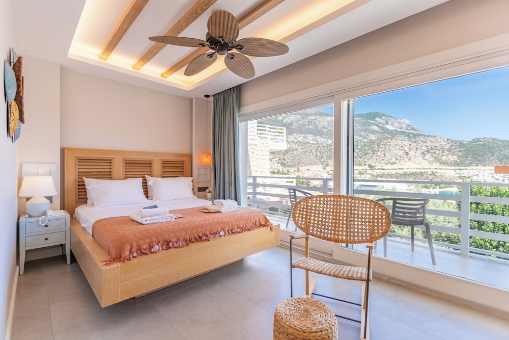 Classic, Queen Bed, Partial Sea View