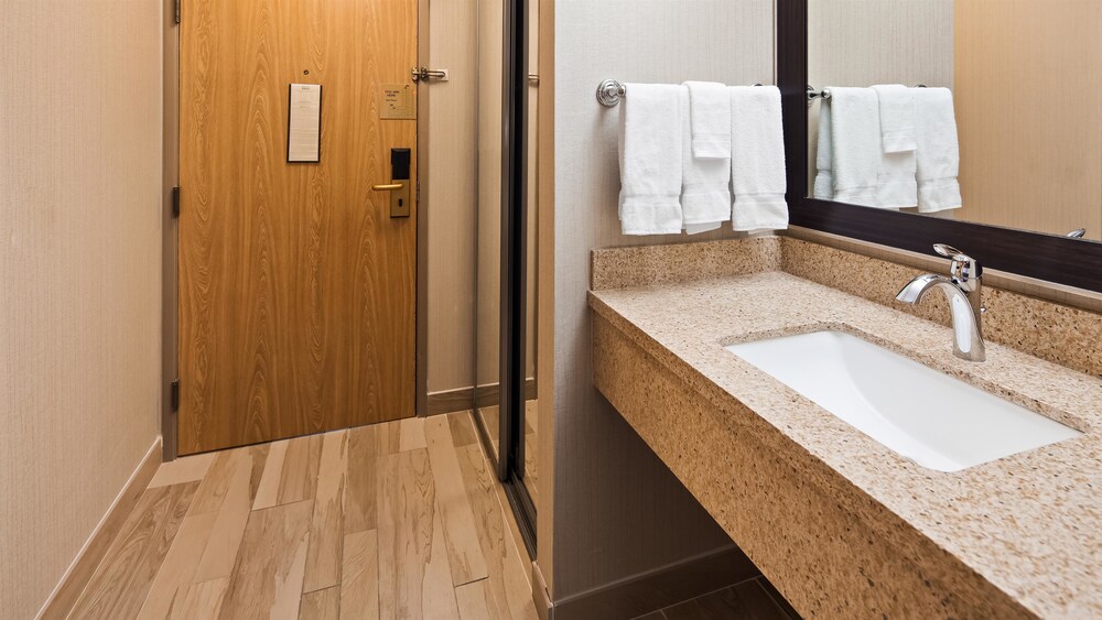 Best Western Plus Cottontree Inn 9/34