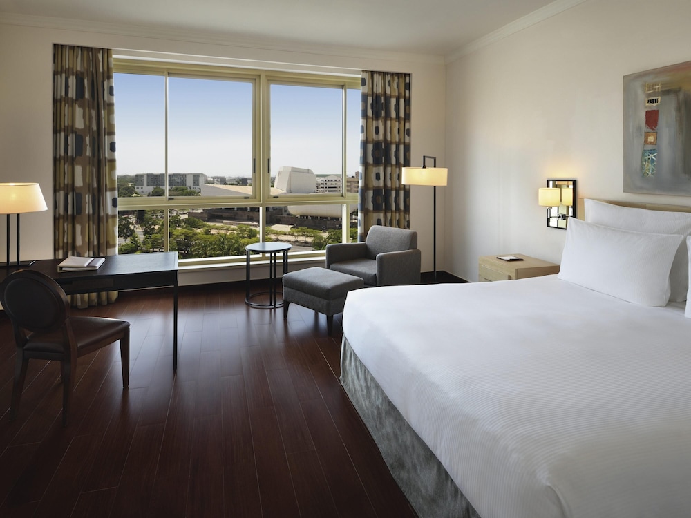 DELUXE, KING BED