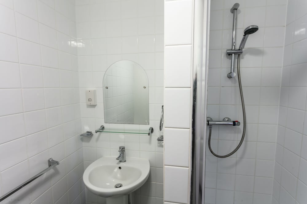 Roydon Marina Village Hotel 45/49