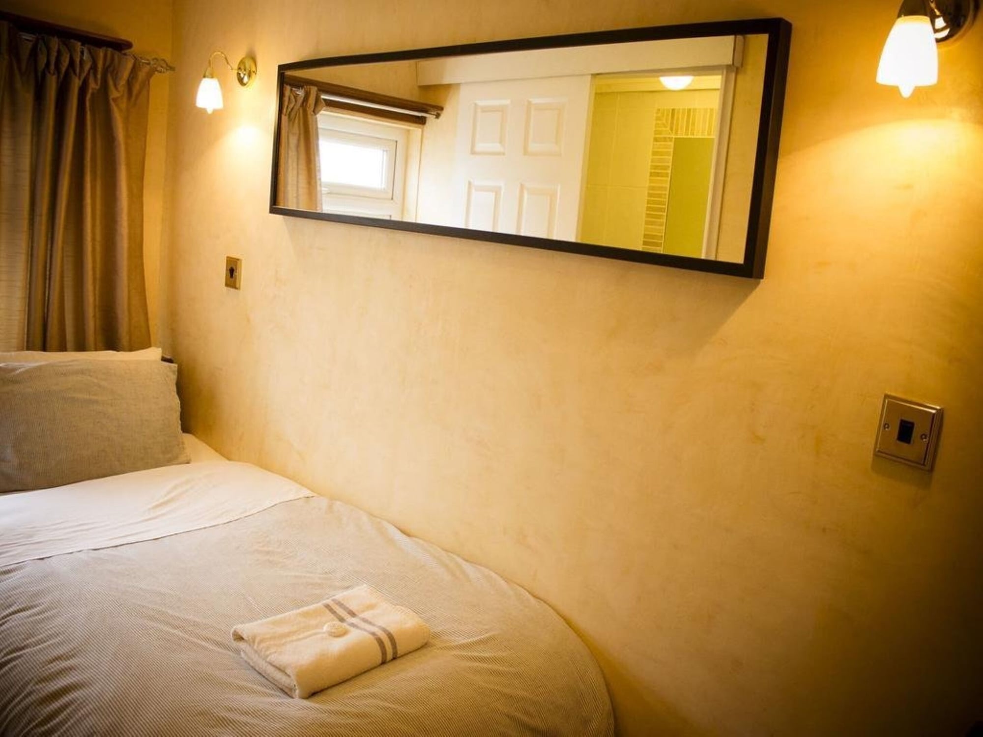 ROOM, SINGLE