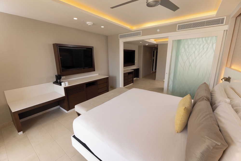 Diamond Club, Family Suite, Luxury, King Bed, Ocean View, Sofa