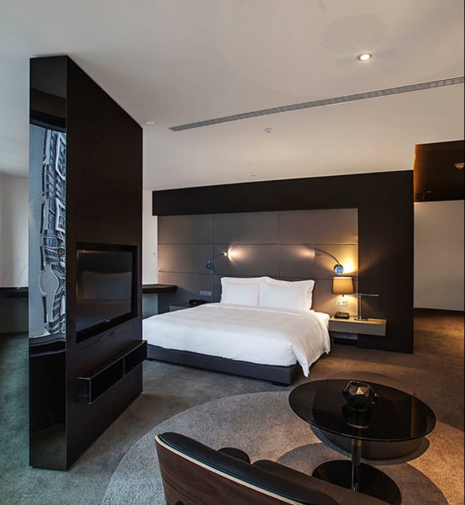 DELUXE, DOUBLE BED