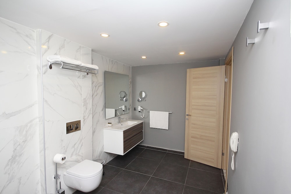 2 BEDROOMS, FAMILY SUITE