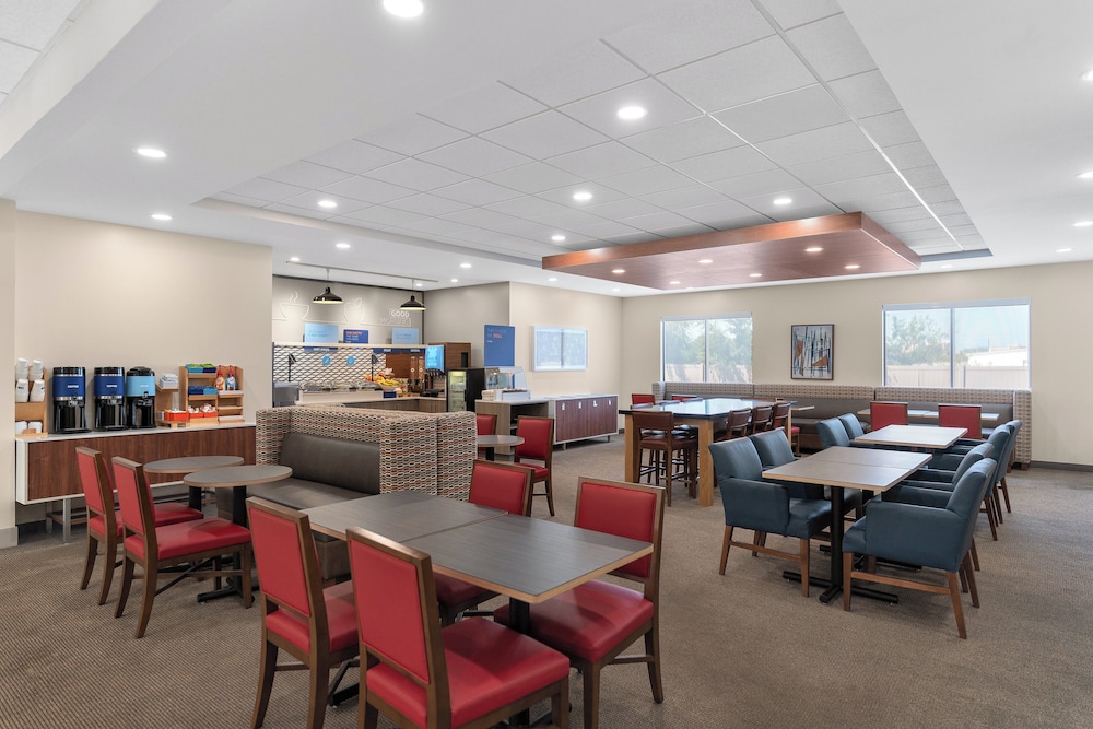 Holiday Inn Express Suites Coralville 49/67
