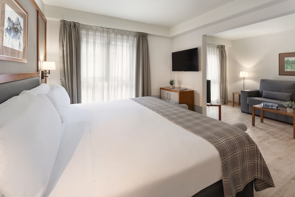 غرفة عائلية بسريرين منفصلين مع أريكة، Tryp Vielha Baqueira 3/9