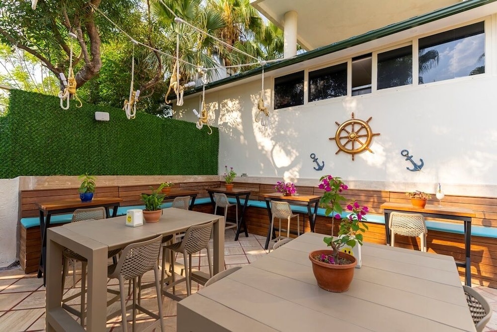 Lancora Beach Hotel 35/50