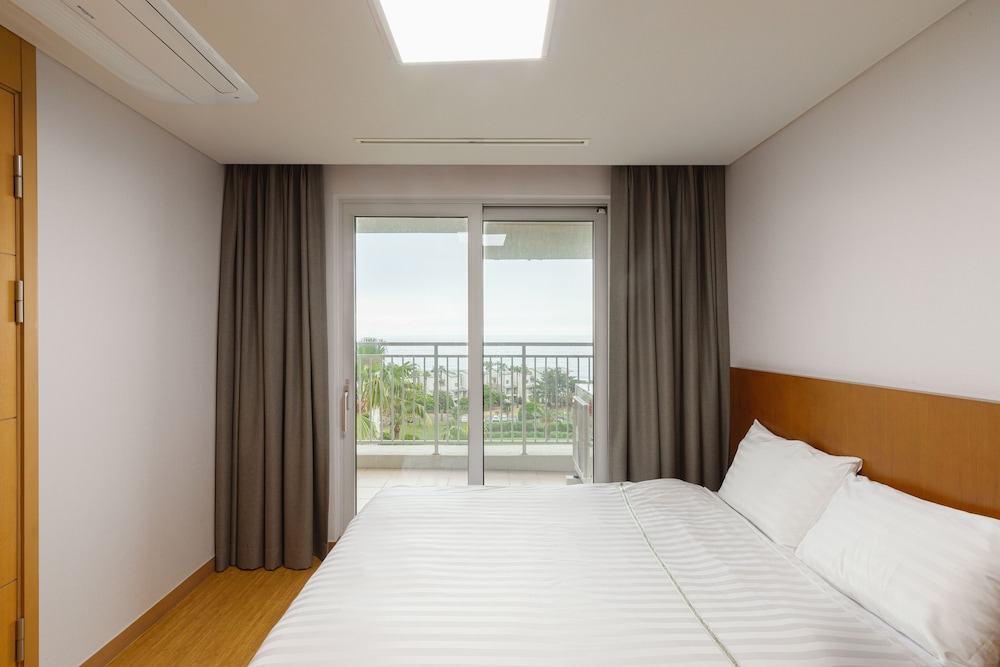 Garden, Premier, Suite, 3 Futon Beds, Ocean View, Kitchen