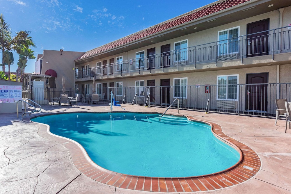 Econo Lodge Inn & Suites Escondido Downtown 5/48