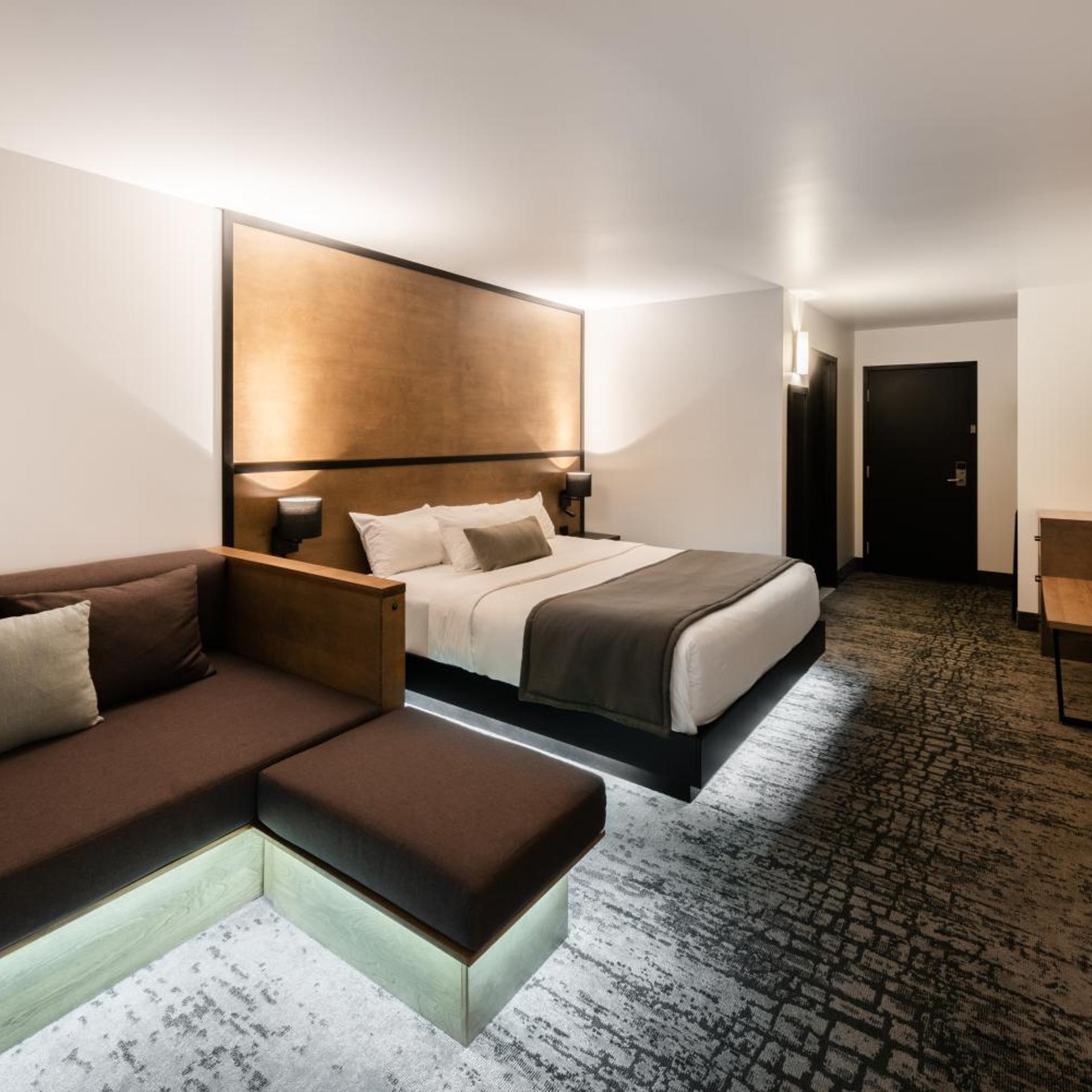 Lounge, Comfort, King Bed, Mountain Side