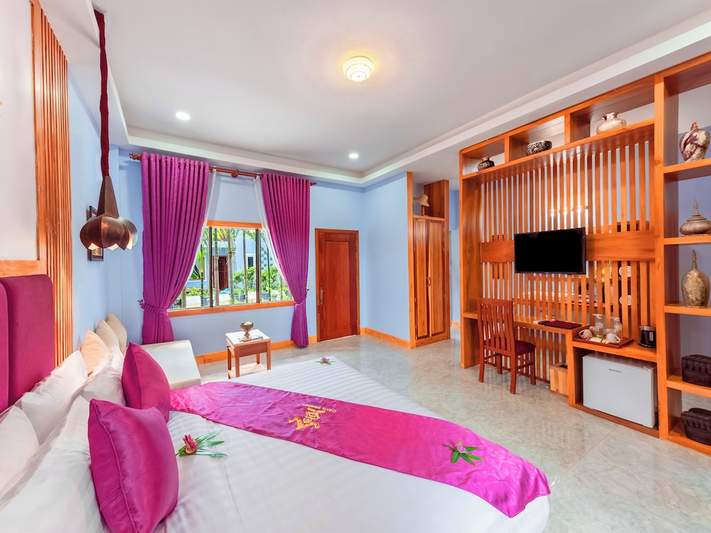 4 ROOMS, PREMIER, SUITE, KING BED, POOL VIEW