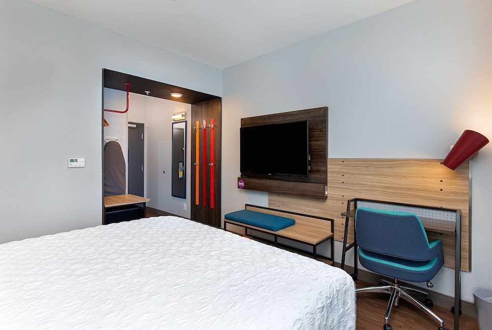 ROOM, KING BED