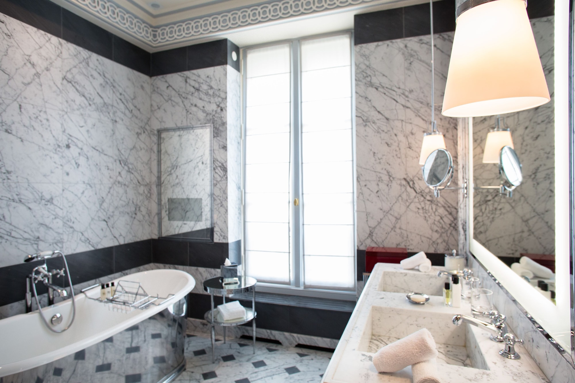 غرفة بريستيج بسرير كينج، La Reserve Paris Hotel And Spa 5/5