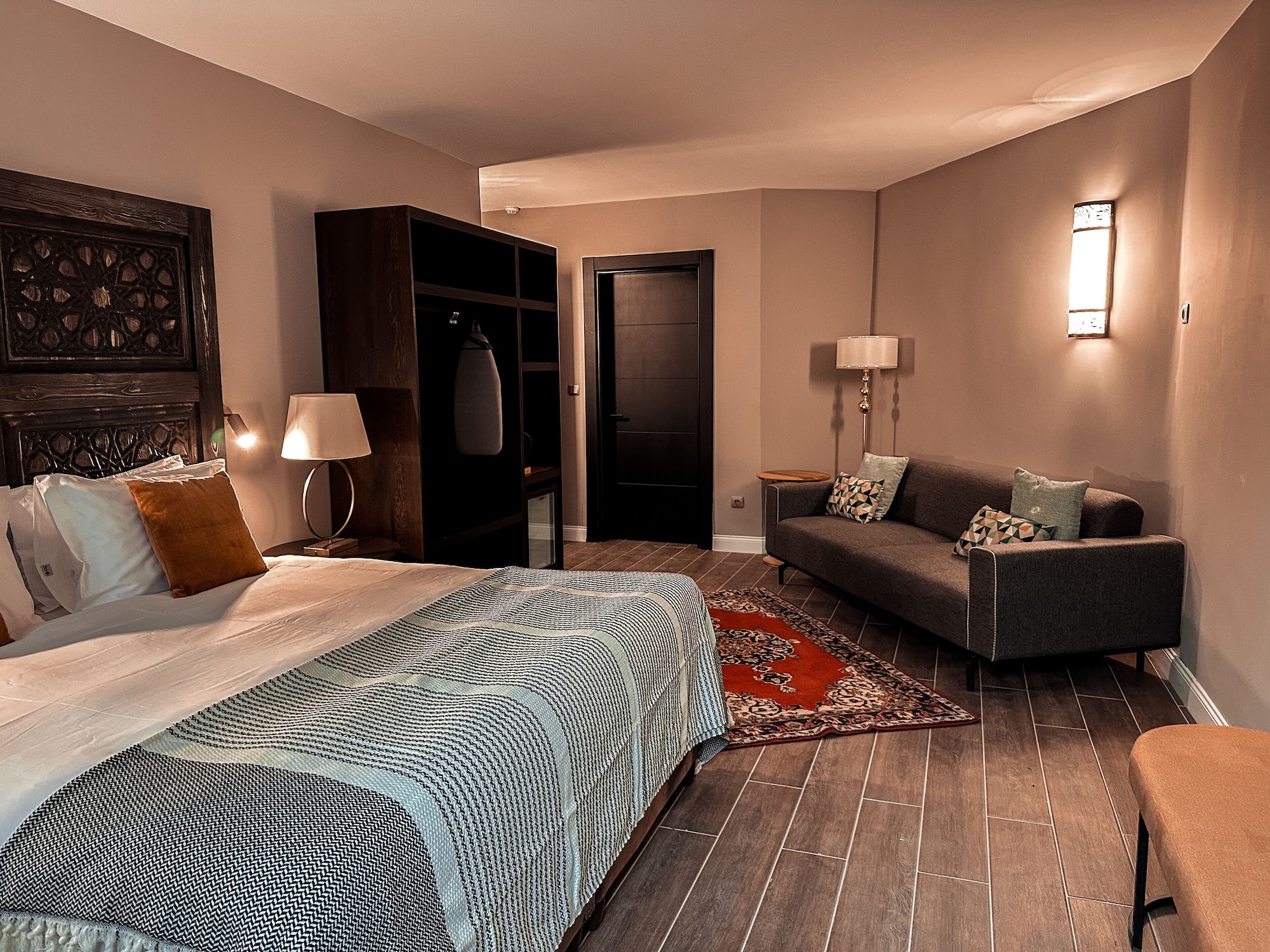 GALLERY, DOUBLE OR TWIN BED