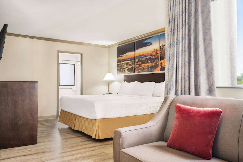 Baymont By Wyndham Monterey Park 12/45