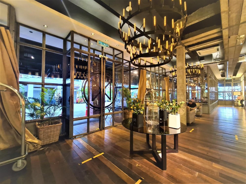 M Boutique Station 18 52/65