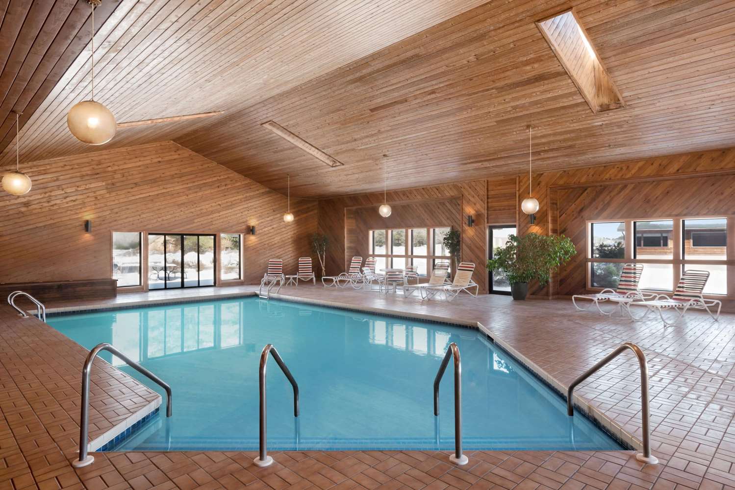 Days Inn By Wyndham Eagle River 11/23