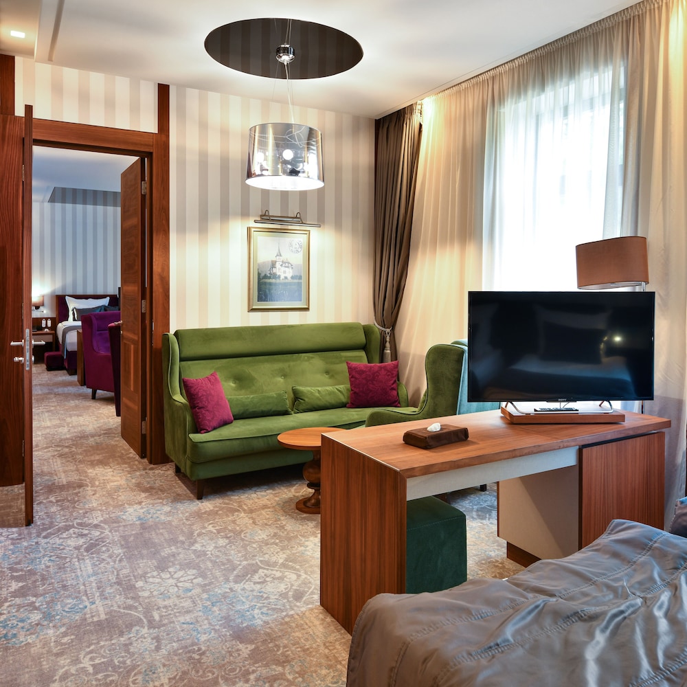 HERITAGE HOTEL KRONE 58/77