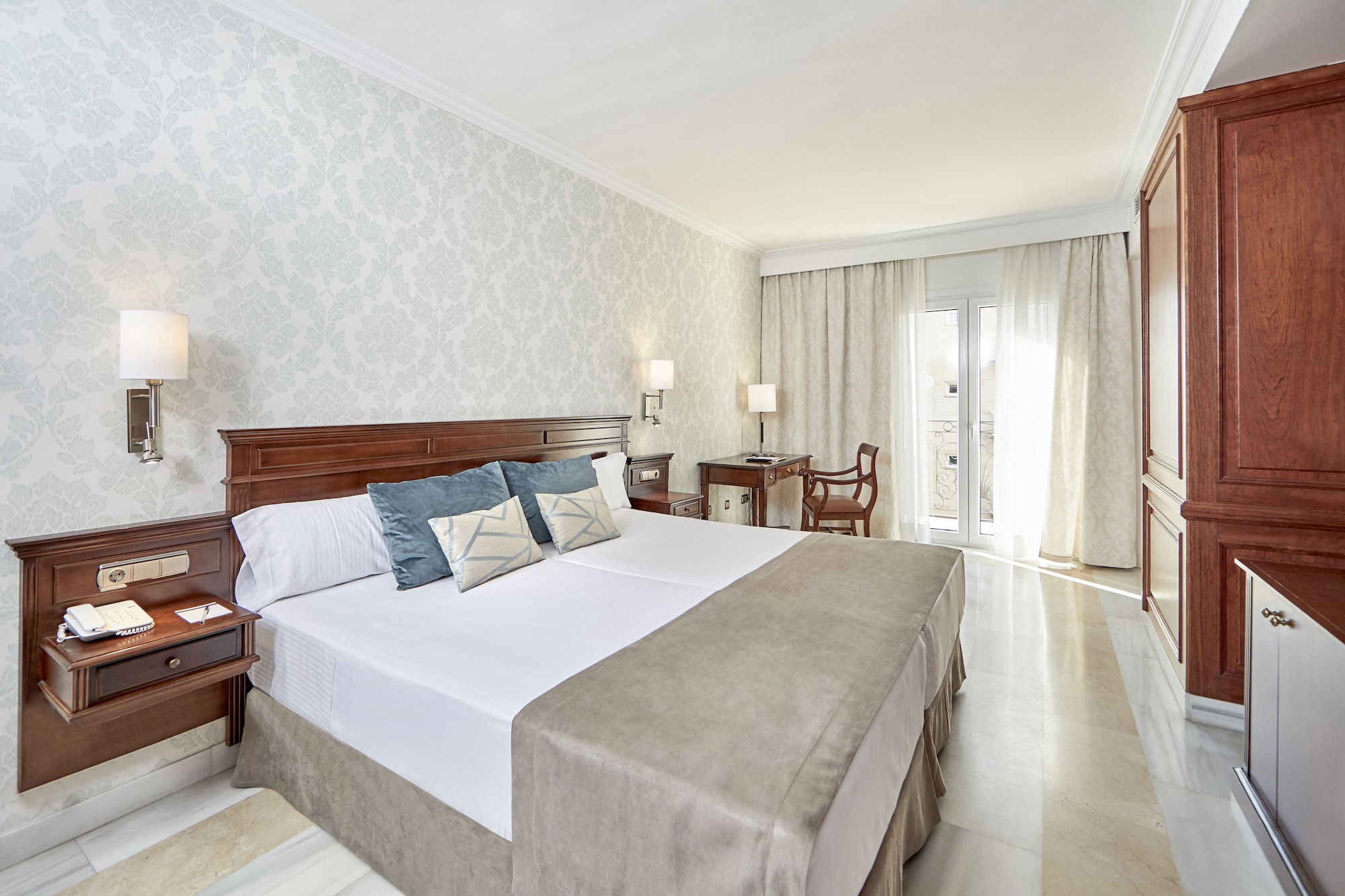 ROOM, DOUBLE BED