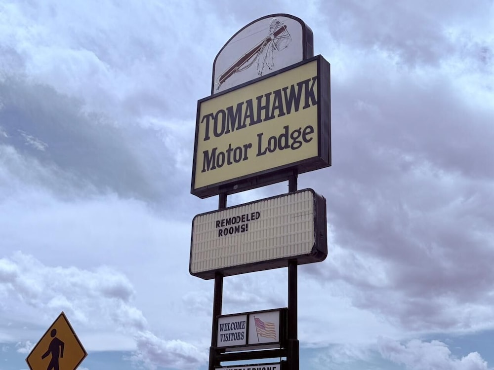 Tomahawk Motor Lodge By Riverton US-26 1/28