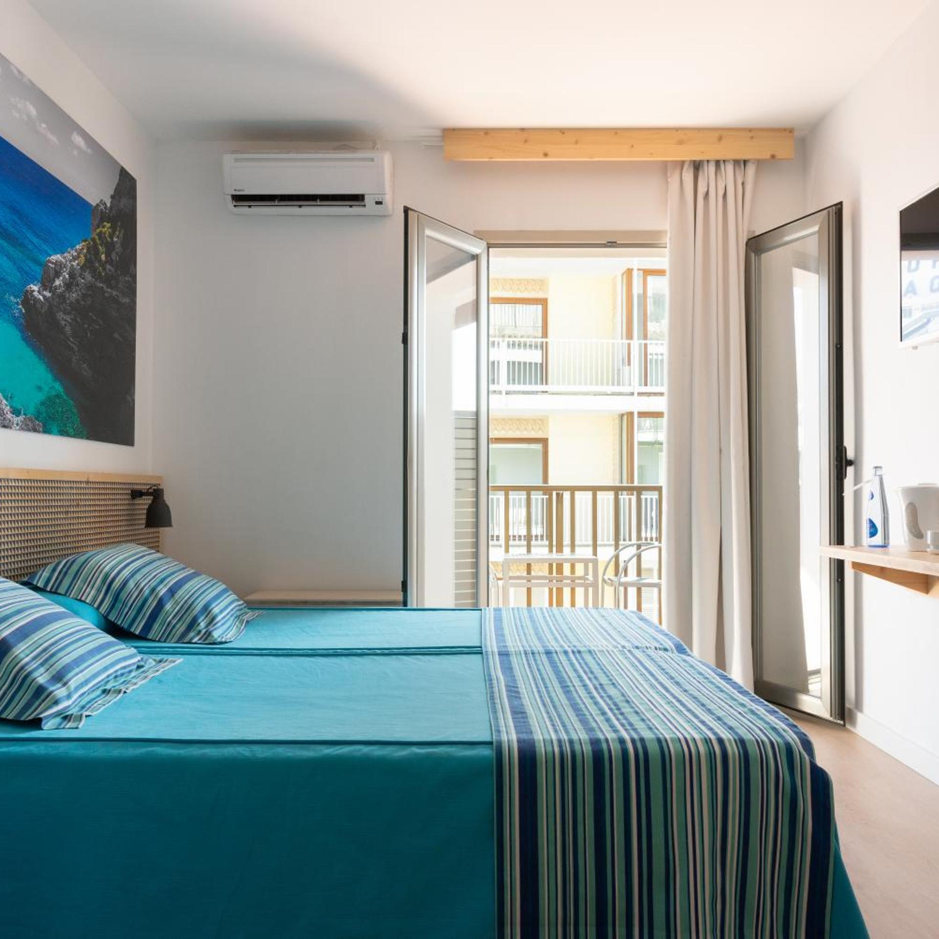 Room, Double or Twin Bed, Side Sea View