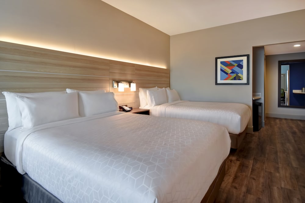 Holiday Inn Express Suites Galveston Beach 18/65