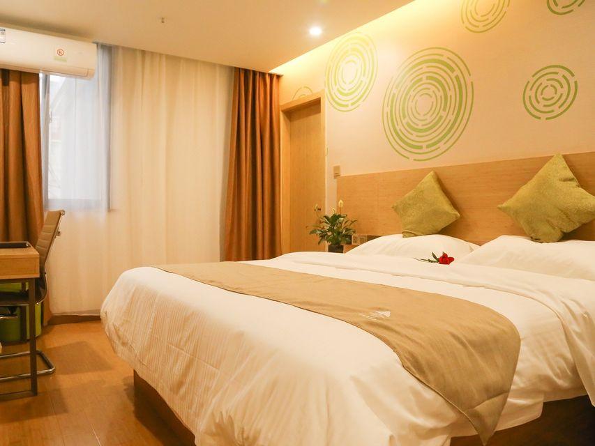 ROOM, DOUBLE BED