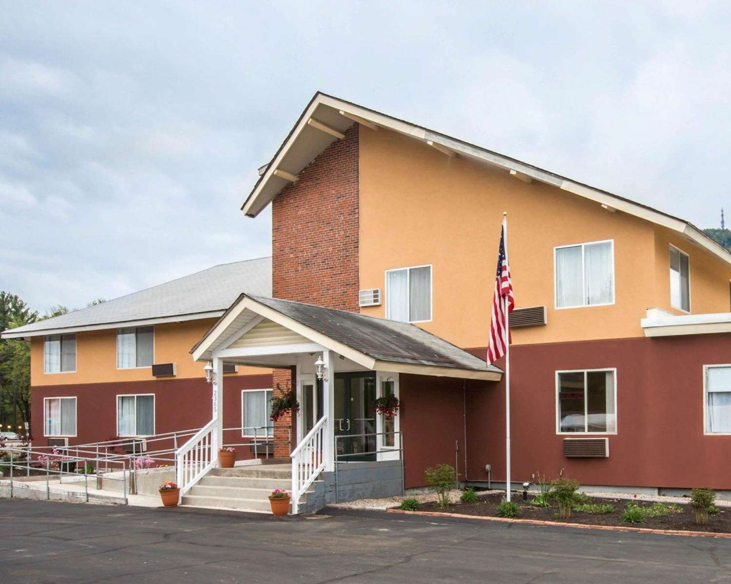 Econo Lodge Lakes Region 1/15