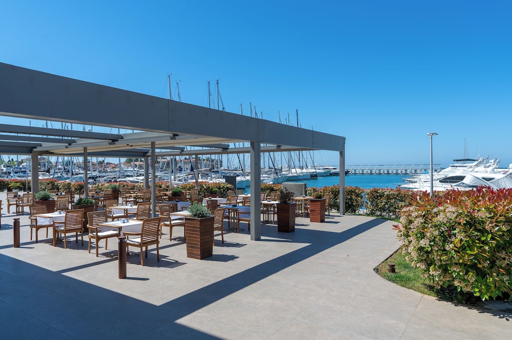 Hotel Nautica 64/72