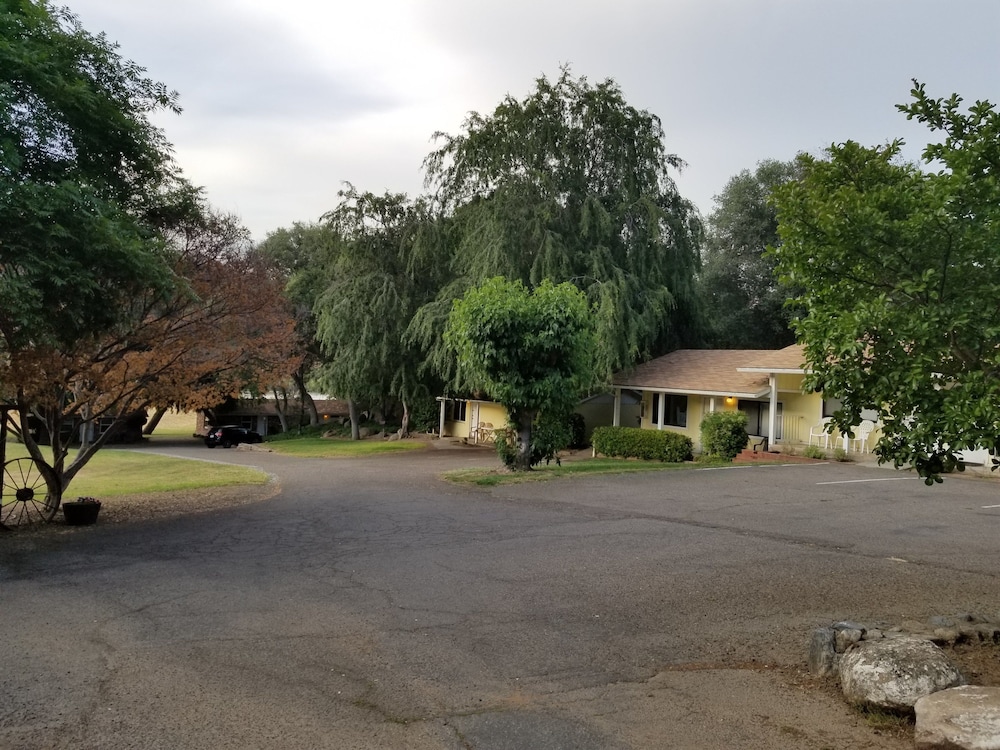 Lazy J Ranch-Americas Best Value Inn 44/52