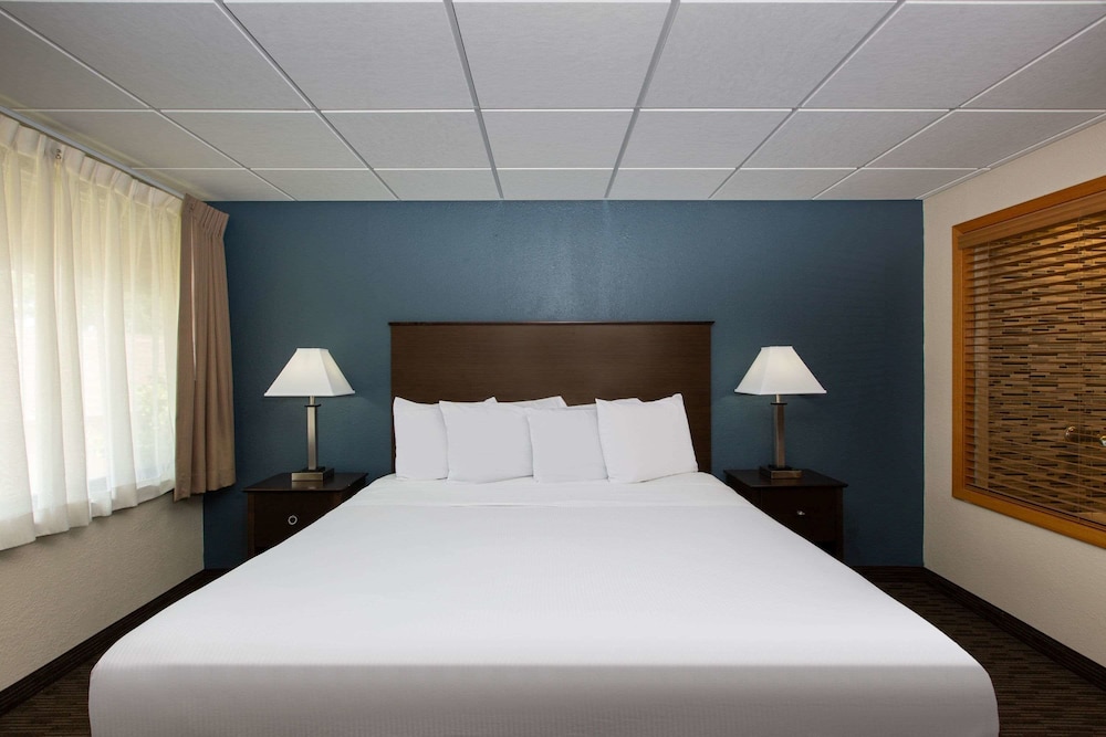 AmericInn by Wyndham La Crosse Riverfront Conference Center 19/45