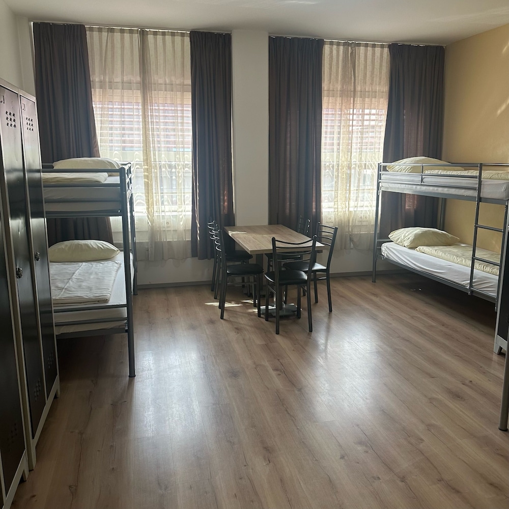 Low Budget Hostel 36/53
