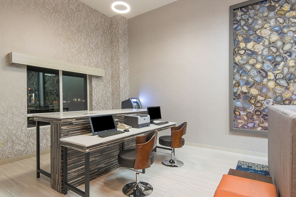Holiday Inn Express and Suites Norwood Boston Area 33/40