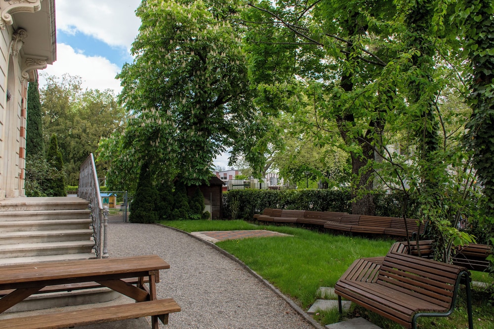 Geneva Hostel 64/70