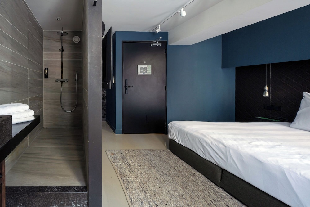 Basement, Queen Bed