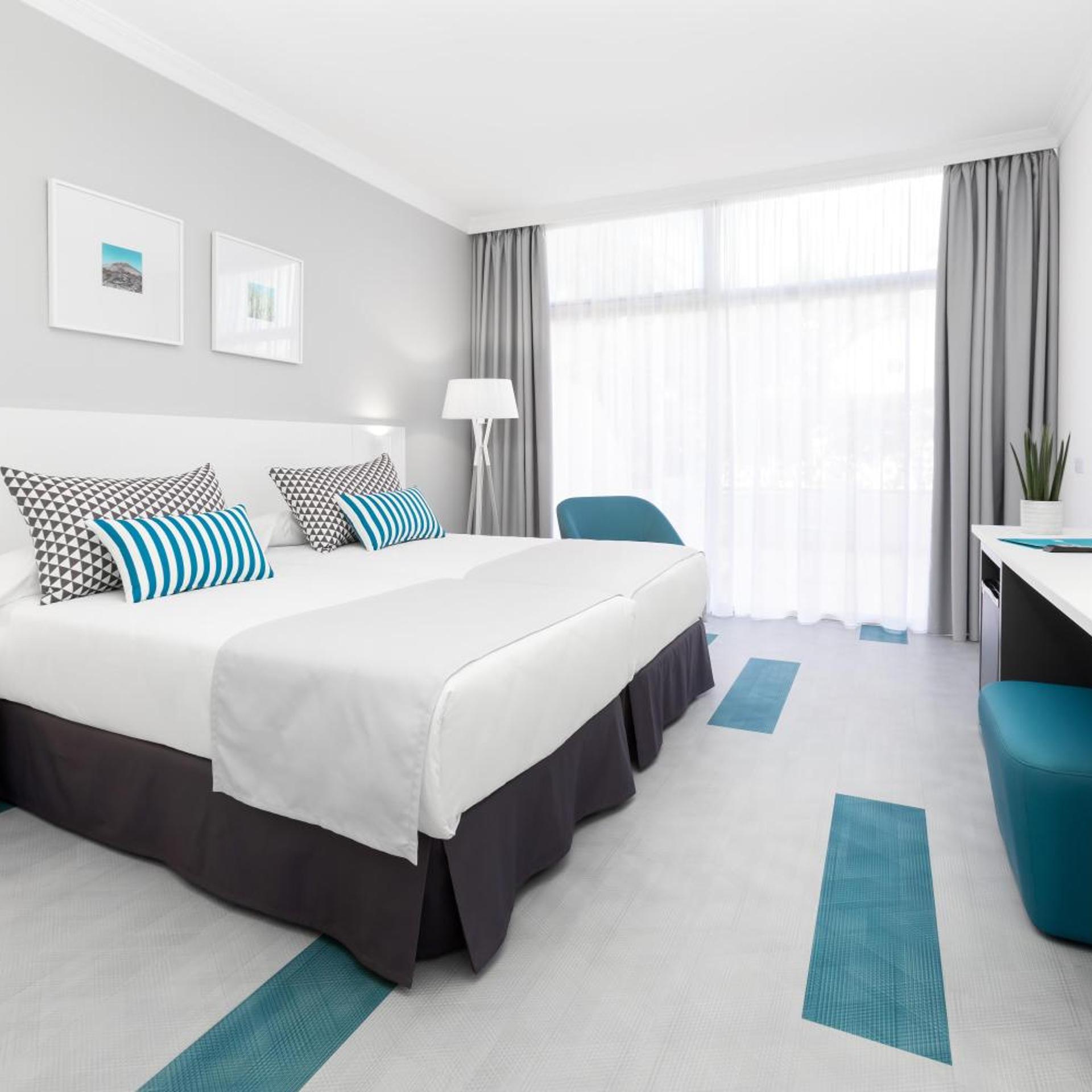 ROOM, DOUBLE OR TWIN BED