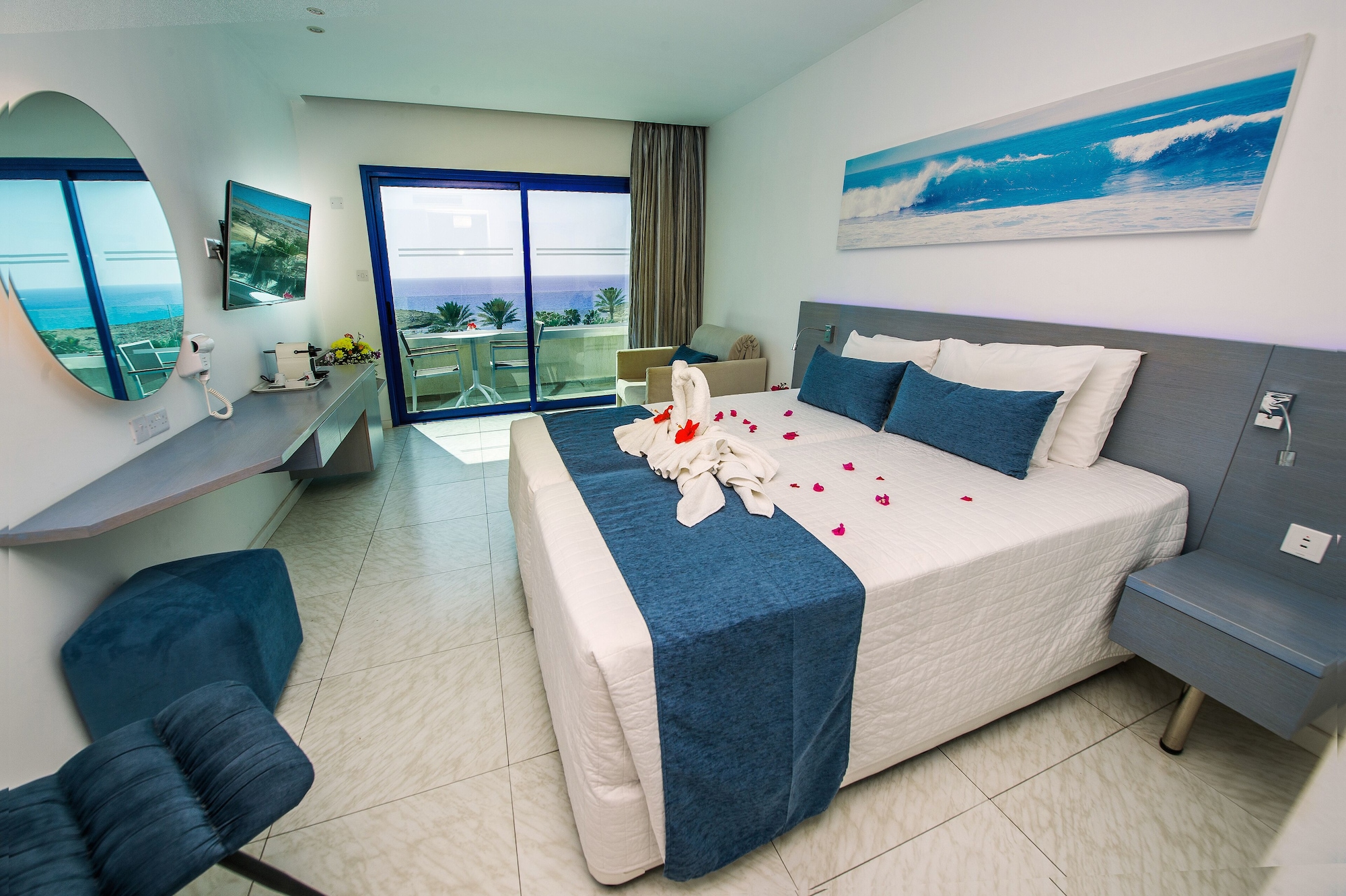 DELUXE, TWIN BEDS, SEA VIEW