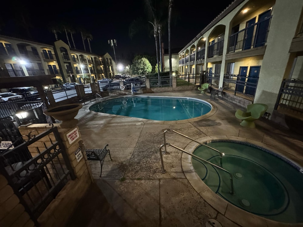 Five Star Inn West Covina 24/42