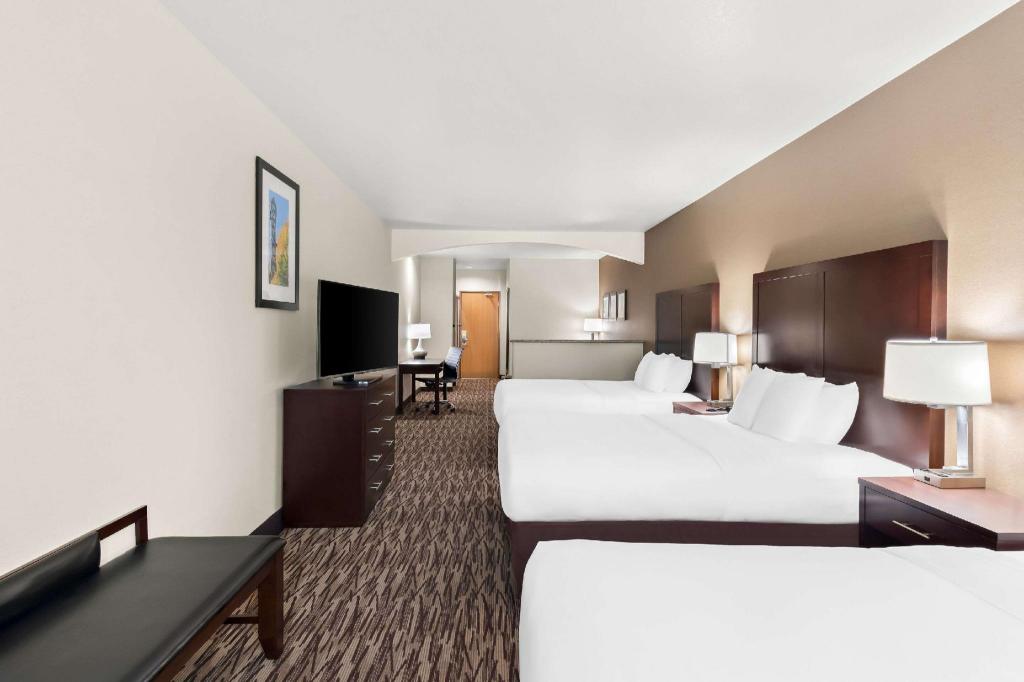 UPGRADE, 3 QUEEN BEDS
