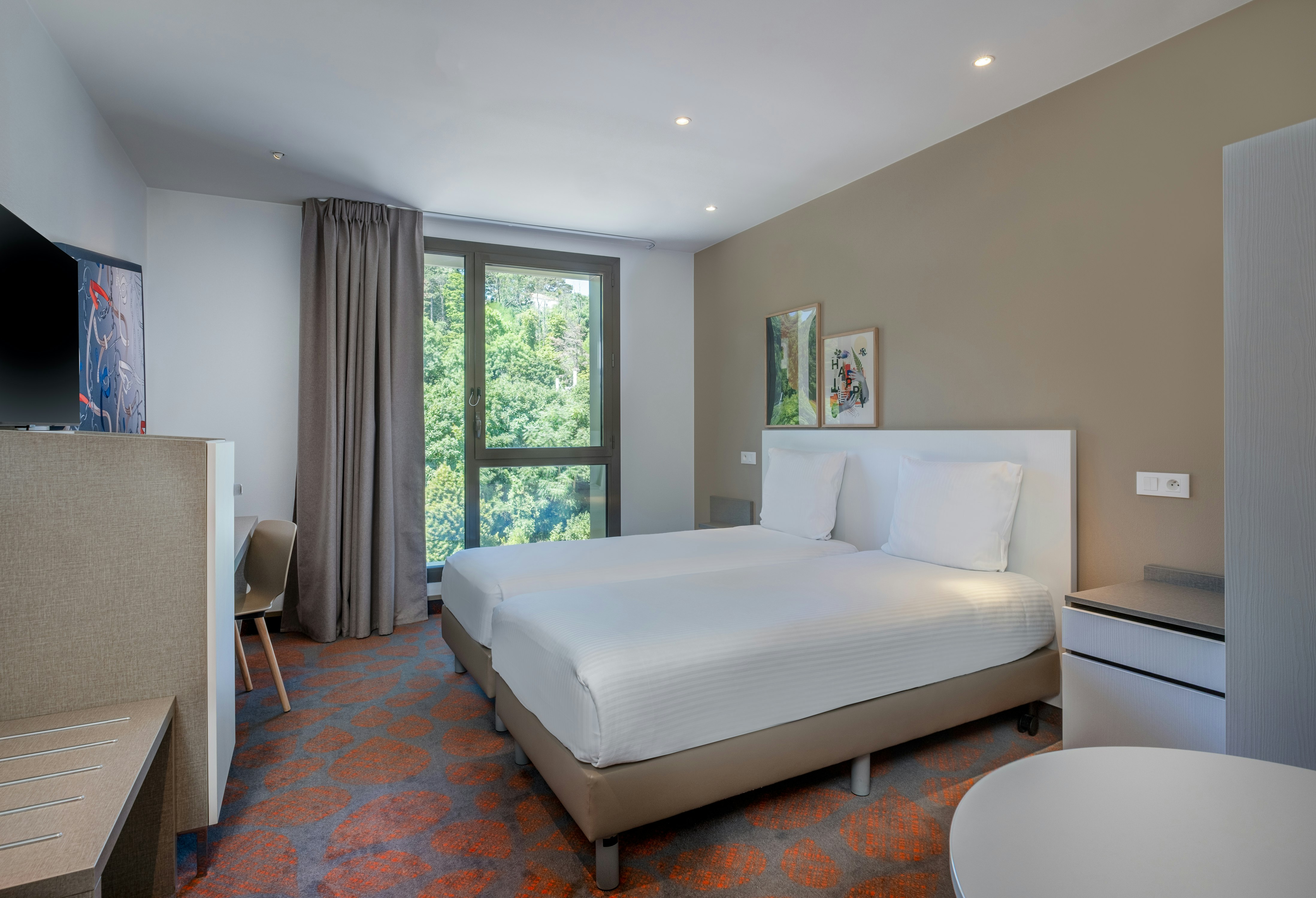 ROOM, TWIN BEDS