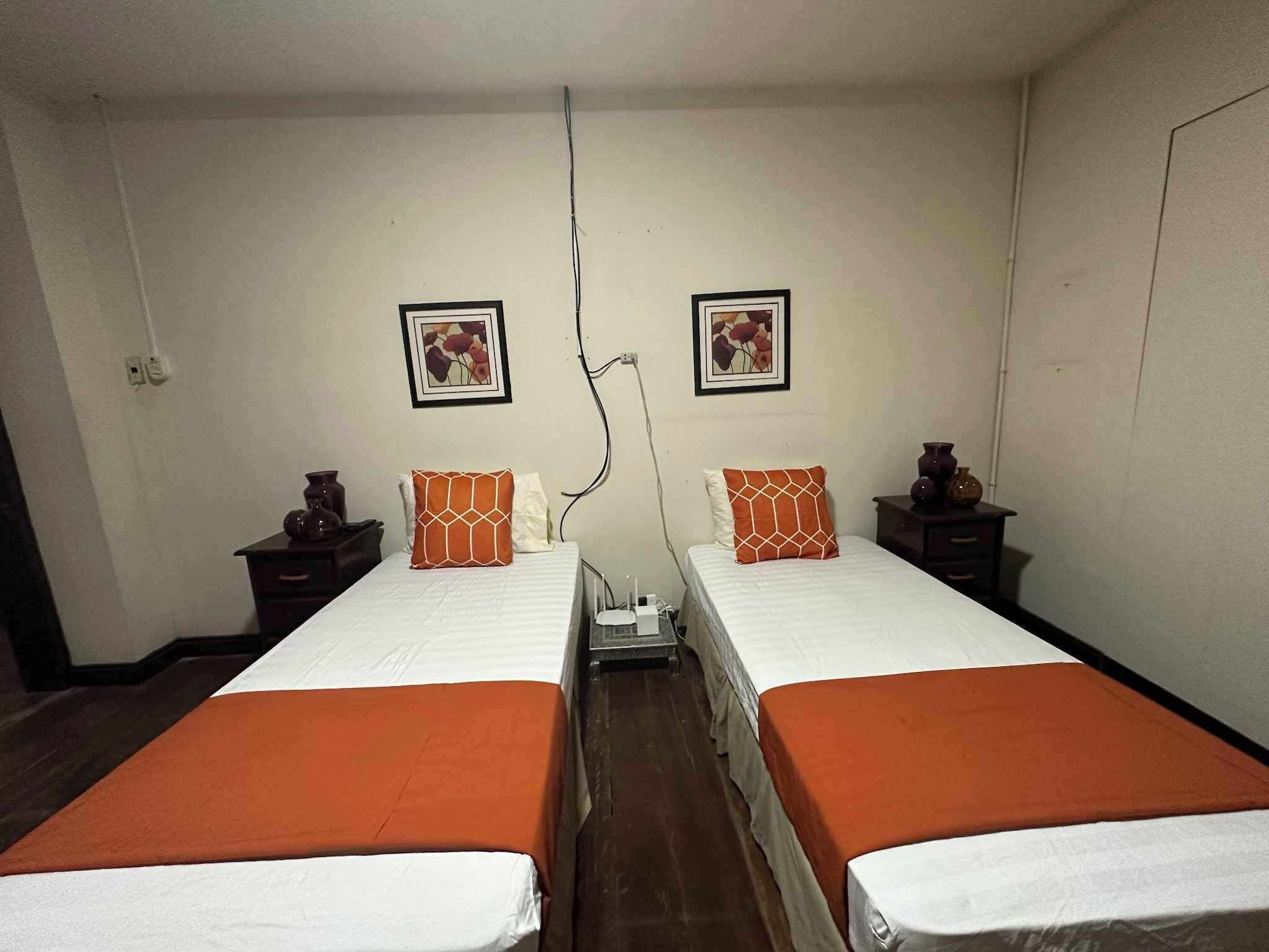 Big Bungalow, Twin Beds