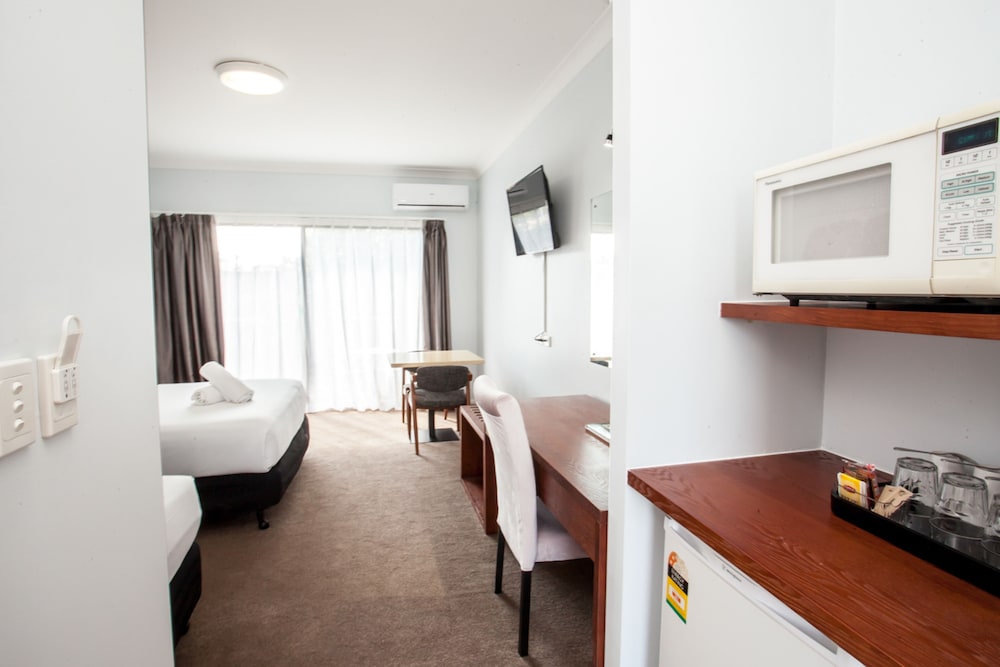 SPRINGWOOD MOTOR INN 38/50