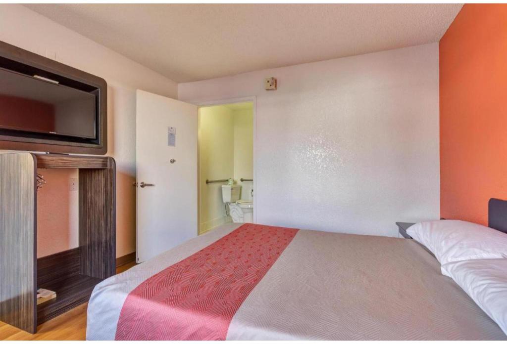 ROOM, QUEEN BED