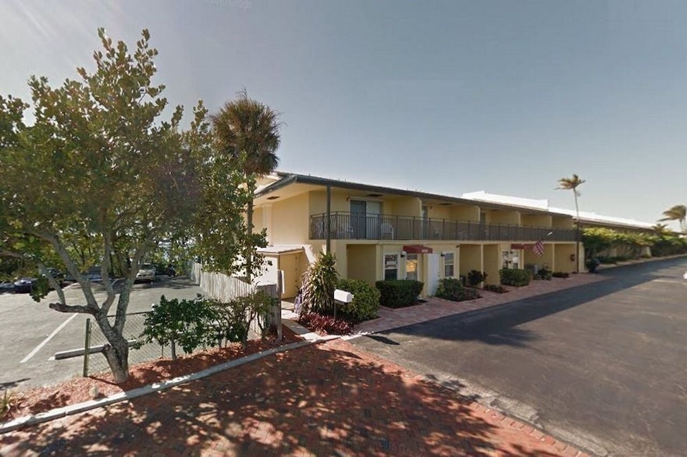 PALM BEACH WATERFRONT SUITES 5/67