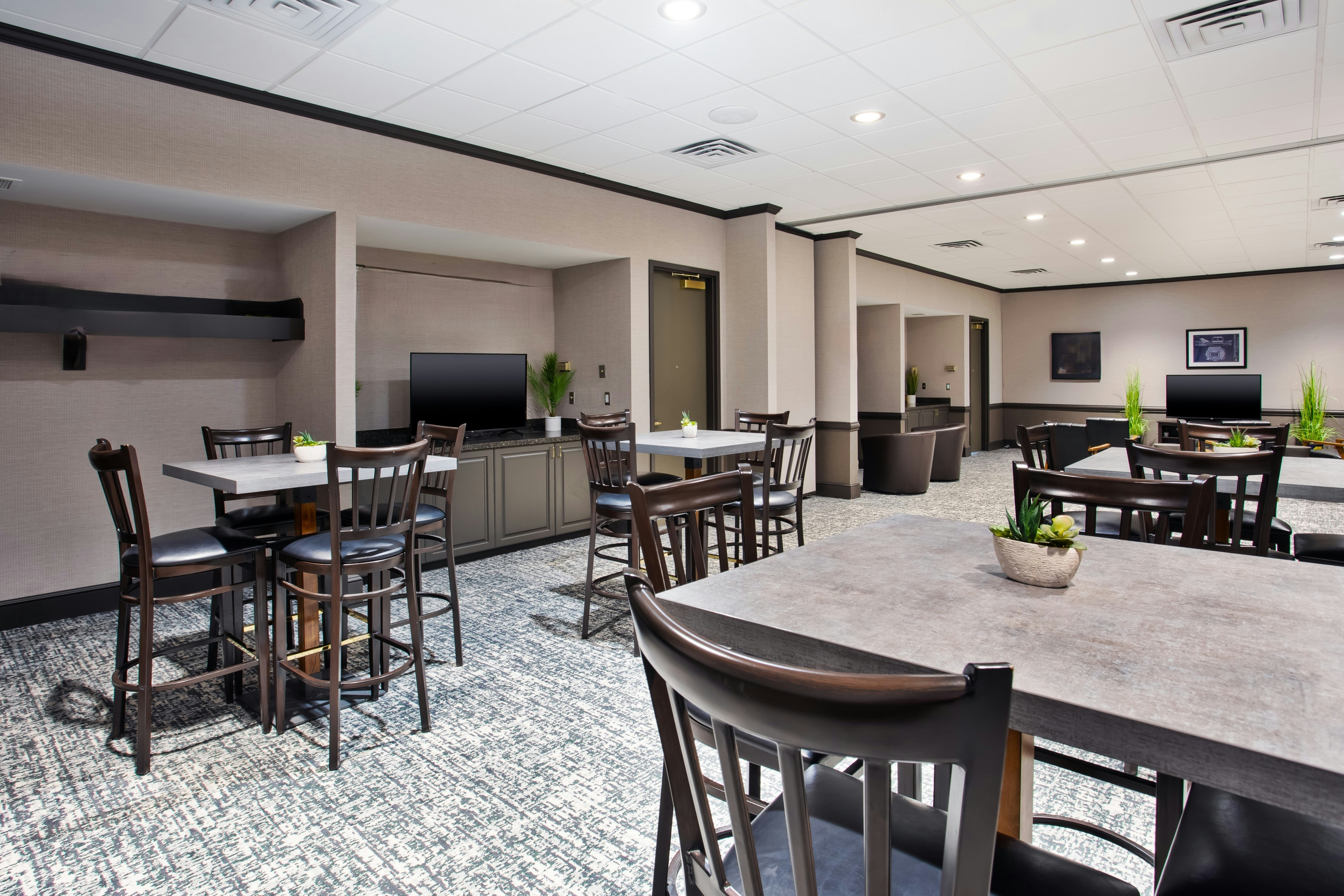 DoubleTree by Hilton Lansing, MI 18/32
